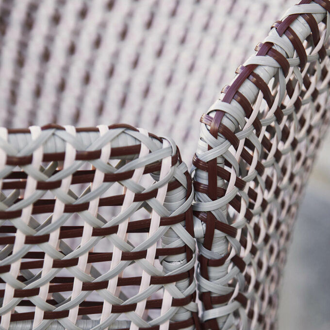 Nahaufnahme des Vibe Geflechtes in hellgrau/bordeaux/dusty rose von Cane-line.