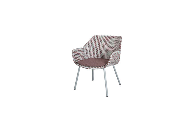 Vibe Loungesessel in hellgrau/bordeaux/dusty rose mit Wove Kissen in dark bordeaux von Cane-line.