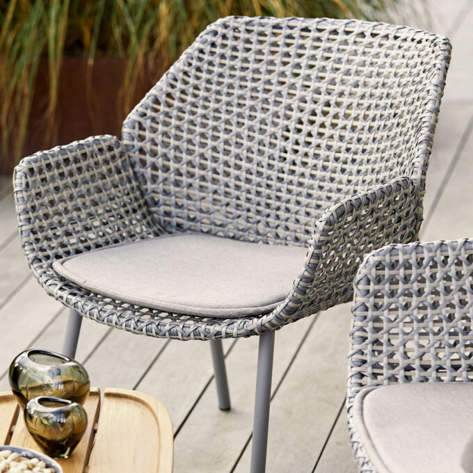 Der Vibe Loungesessel in hellgrau/grau/taupe von Cane-line mit Royal Couchtisch.
