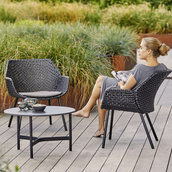 Der Vibe Loungesessel in schwarz/graphite mit Twist Tisch von Cane-line.