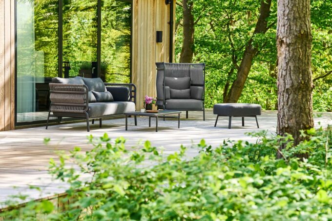 Von mindo das Modell 106 2 1/1-Sitzer Sofa, Highbacksessel und Hocker.