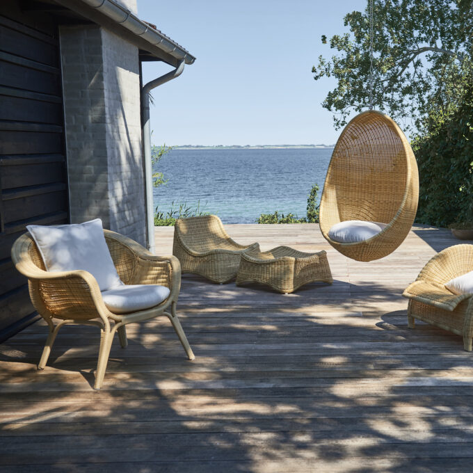 Von Sika Design Madame Sessel, Chill Sessel mit Hocker und das Hanging Egg alles in der Outdoor Version.
