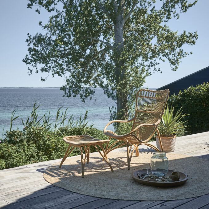 Die Outdoor Variante des Monet Loungesessel mit Hocker von Sika Design.