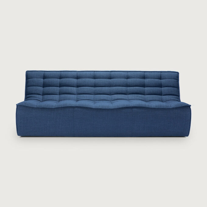 Von Ethnicraft das 3-Sitzer Modulsofa N701 in blau.