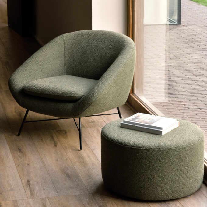 Sessel und Hocker Barrow von Ethnicraft in Pine Green.