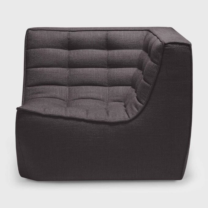 Seitenansicht der eckigen Ecke 90 Modulsofa N701 von Ethnicraft in Dark Grey.