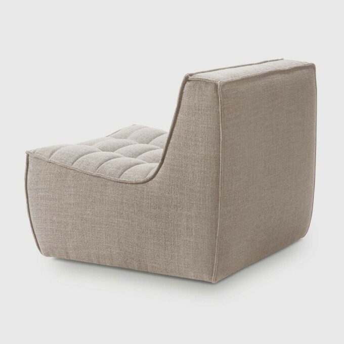 Seiten-/Rückenansicht des 1-Sitzers vom Modulsofa N701 in beige von Ethnicraft.