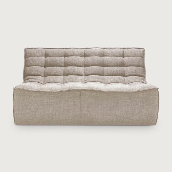 Von Ethnicraft der 2-Sitzer Modulsofa N701 in Beige.