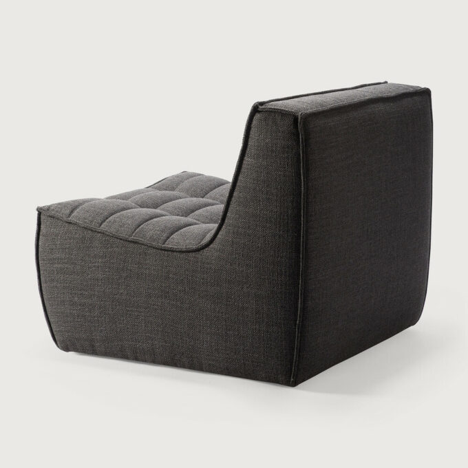 Seitliche Ansicht des 1-Sitzer Modulsofa N701 in Dark Grey von Ethnicraft.