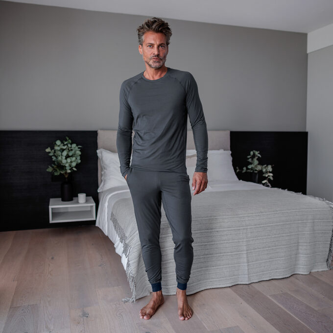 Langarm Shirt und Hose Balance in Deep grey von Dagsmejan.