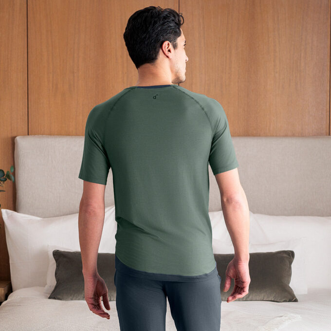 Von Dagsmejan das Balance T-Shirt in Balsam green und die Shorts in Deep grey.