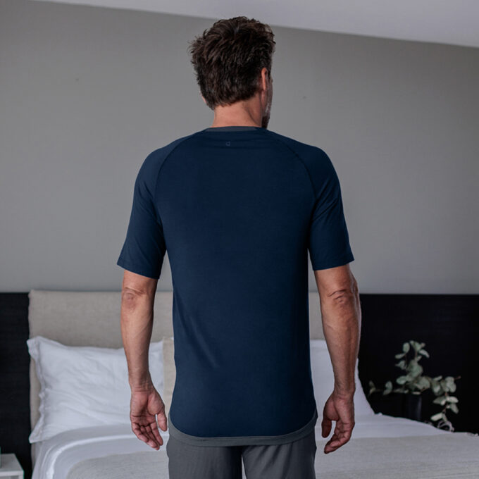 Rückenansicht in Midnight blue das Balance T-Shirt und in Deep grey die Short von Dagsmejan.