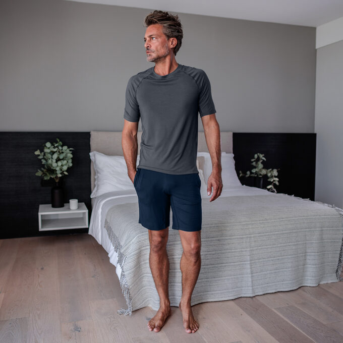 Deep grey T-Shirt und Midnight blue Short aus der Serie Balance von Dagsmejan.