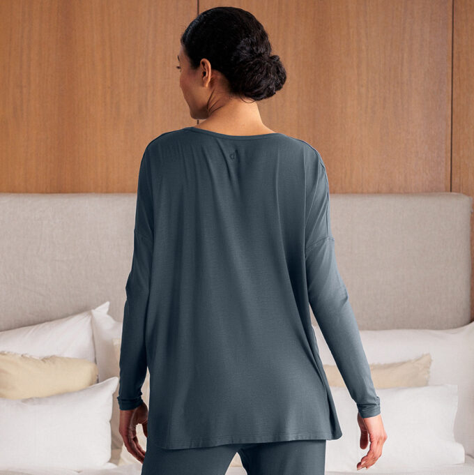 Das Balance langarm Shirt mit lockerer Passform in Deep grey von Dagsmejan.