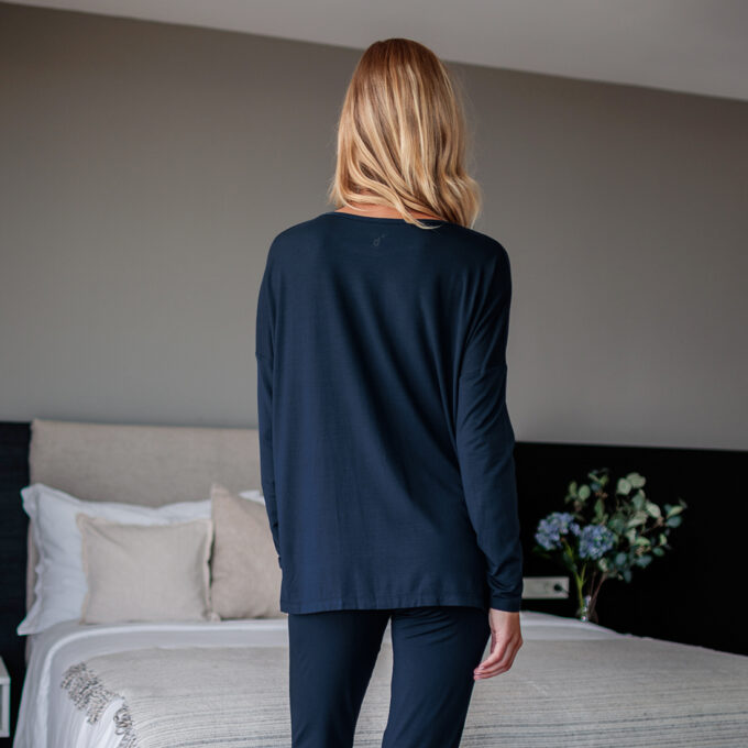 Rückenansicht des Balance langarm Shirts mit lockerer Passform und Hose in Midnight blue von Dagsmejan.