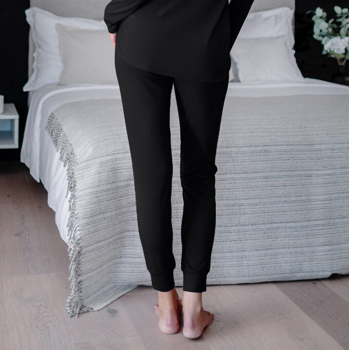 Die Rückenansicht des Hose mit Bündchen von Dagsmejan in Black.