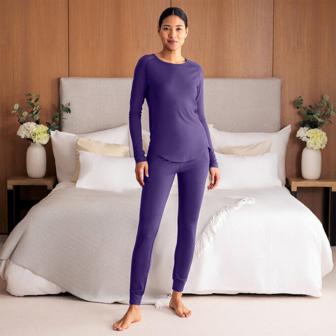 Balance langarm Shirt mit Hosen mit Bündchen in Deep purple von Dagsmejan.