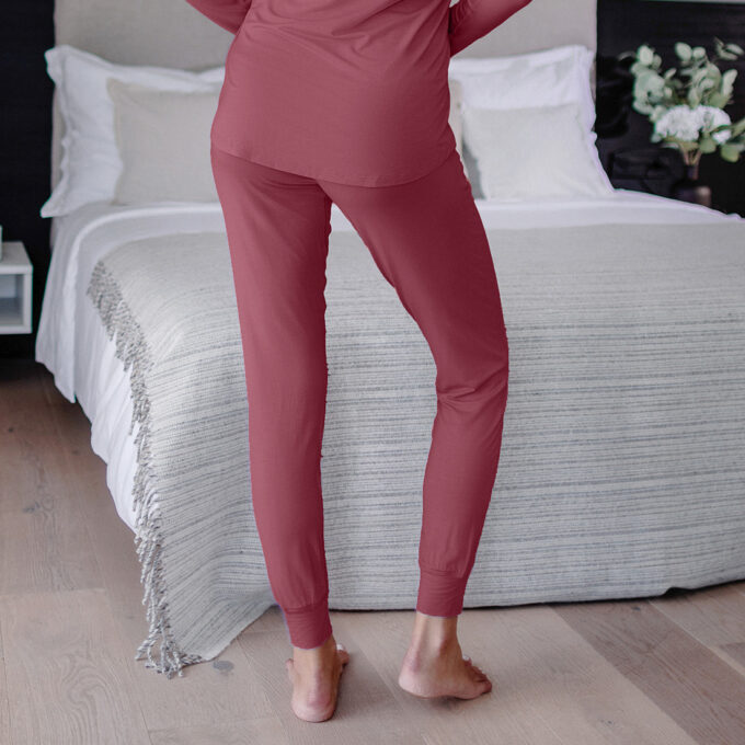 Rückenansicht der Balance Hose mit Bündchen in Maroon von Dagsmejan.