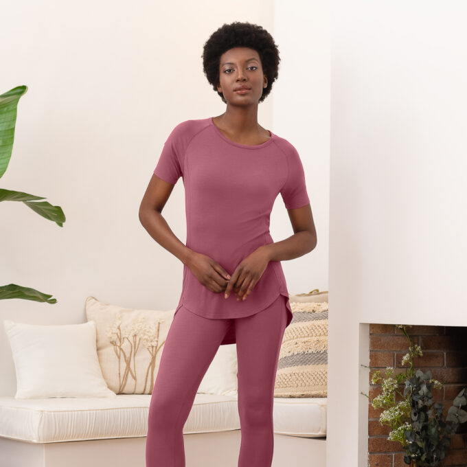 Von Dagsmejan das Balance T-Shirt und die Hose in Maroon.