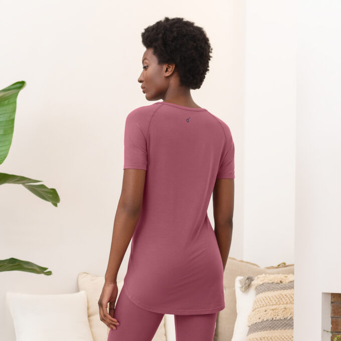 Die Rückenansicht des Balance T-Shirts in Maroon von Dagsmejan.
