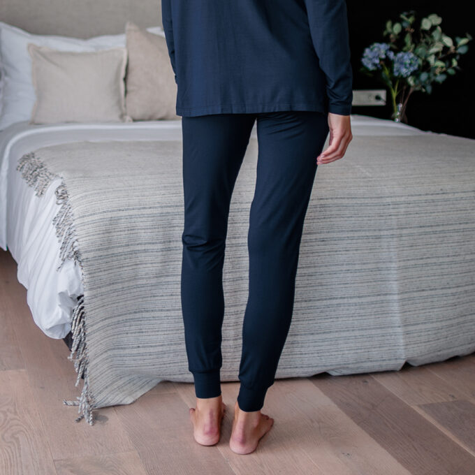 Rückenansicht der Balance Hose mit Bündchen in Midnight blue von Dagsmejan.