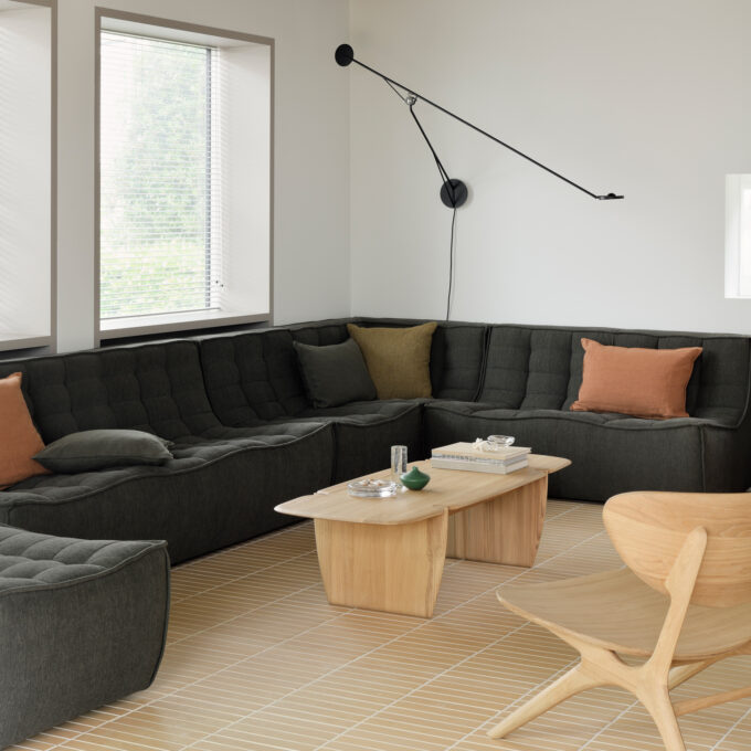 Grosses Modulsofa N701 mit Eye Sessel und Pi Beistelltisch, alles von Ethnicraft.