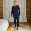 Mit Merino Wolle das Stay warm Shirt und die Hose in Winter night melange von Dagsmejan.