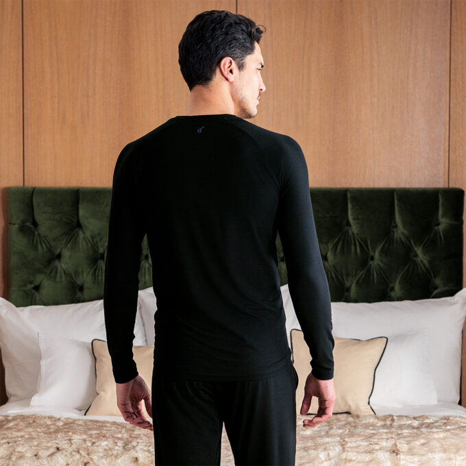 Rückenansicht des Stay warm Shirts mit Hose in Black von Dagsmejan.