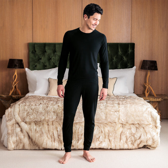 Von Dagsmejan das Stay warm Shirt und die Hosen mit Bündchen in Black mit Merino Wolle.