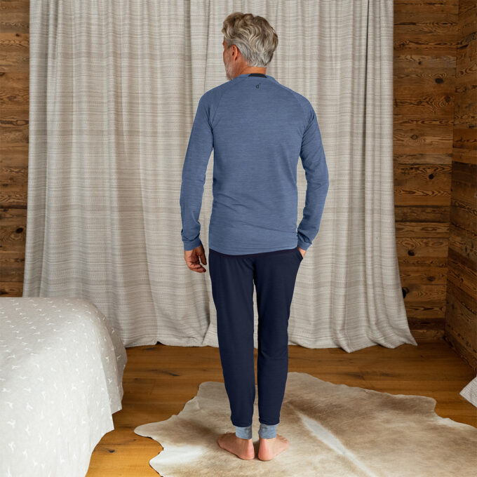 Rückenansicht des Stay Warm Shirts und der Hose mit Bündchen in Blue melange von Dagsmejan.