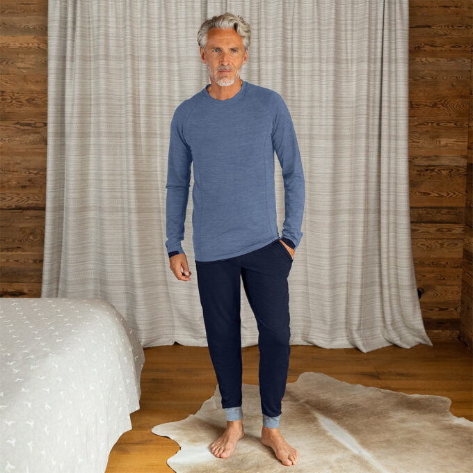 Mit Merino Wolle das Stay Warm Shirt in Blue melange und die Hose mit Bündchen in Winter night von Dagsmejan.