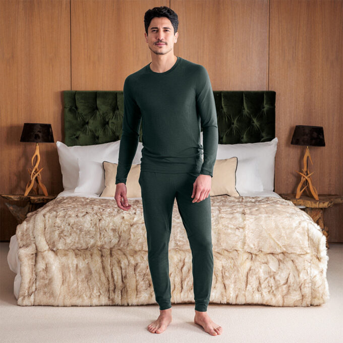 Mit Merino Wolle das Stay warm Shirt und die Hose mit Bündchen in Esmerald von Dagsmejan.