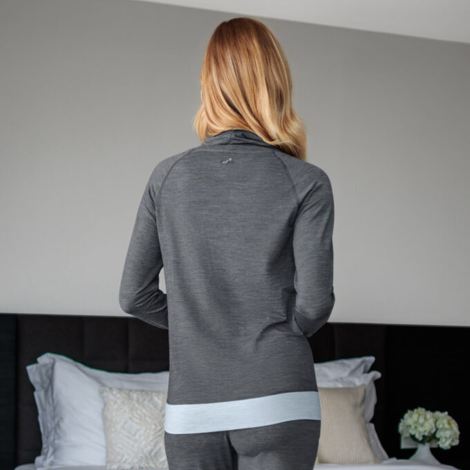 In der Rückenansicht Stay warm Dark grey melange langarm Shirt mit Kragen von Dagsmejan.