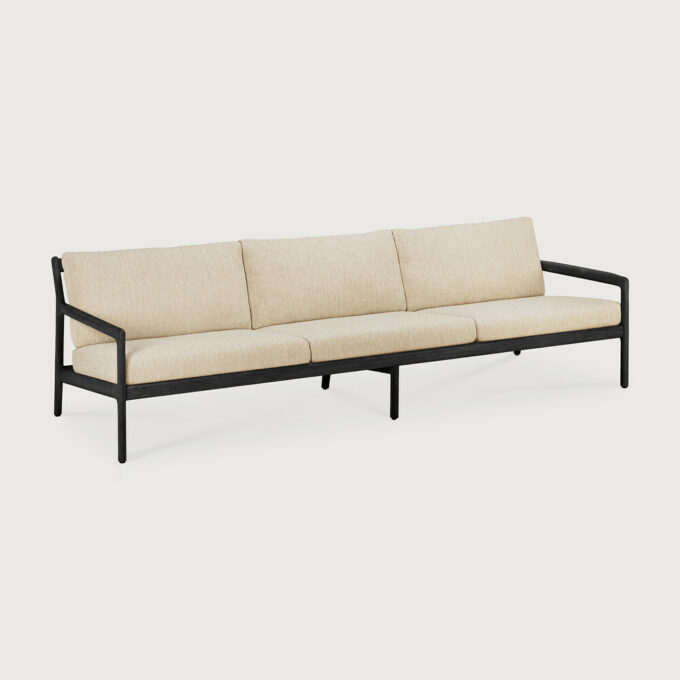 Das 3er Sofa Jack schwarz lackiert mit Kissen Natur von Ethnicraft.