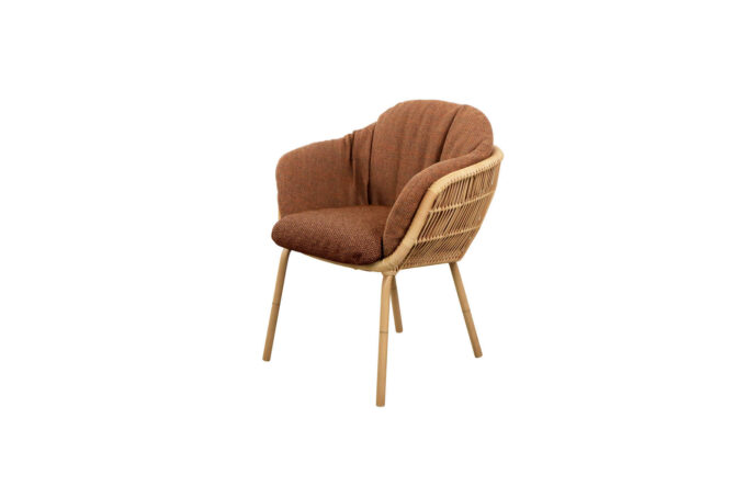 Von Cane-line der Stay Sessel mit Aluminium Beinen und Rise Kissen in Umber brown.