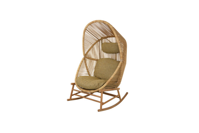 Hive Schaukelstuhl Natural von Cane-line mit Rise Kissen Turmeric yellow.