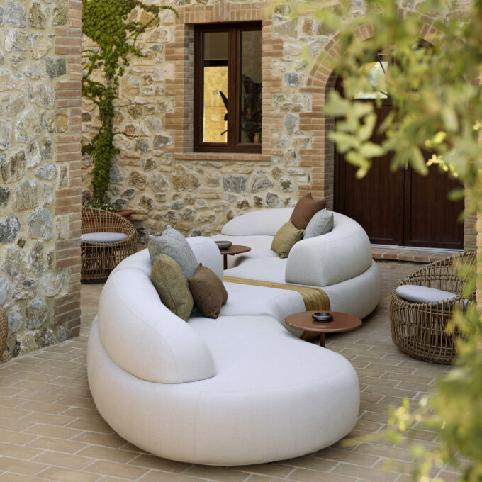 Von Cane-line Mellow Modulsofa Landschaft mit Nest Round Sesseln und Glaze Tischen.