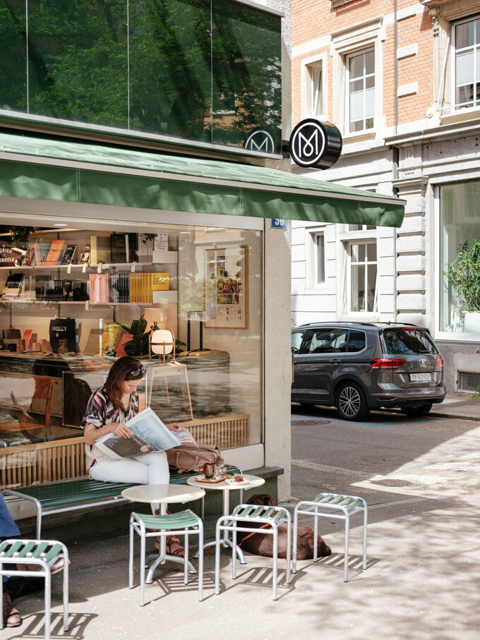Hocker 25 und Bank 25 mit Bistrotischen von Manufakt.