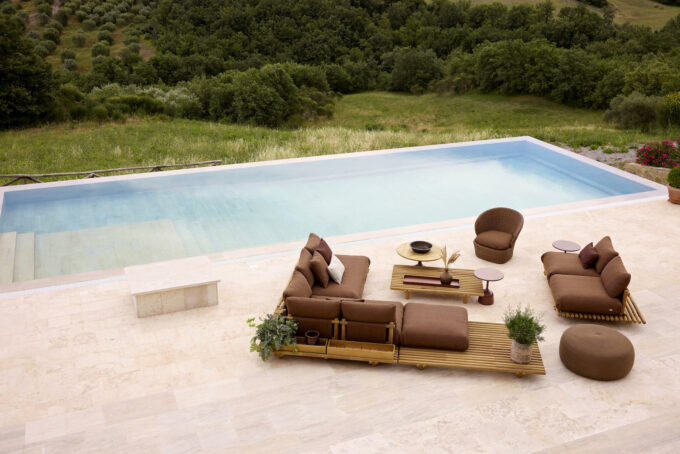 Sticks Lounge von Cane-line mit Teak Gestell und Umber brown Kissen.