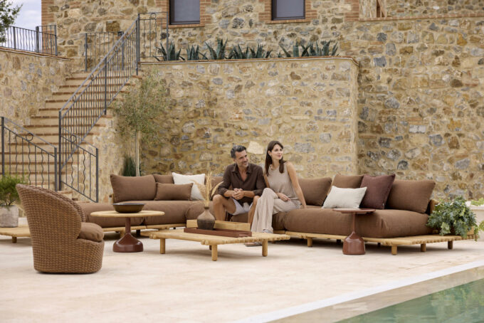 Die Sticks Lounge von Cane-line mit Teak Gestell und Umber brown Kissen.