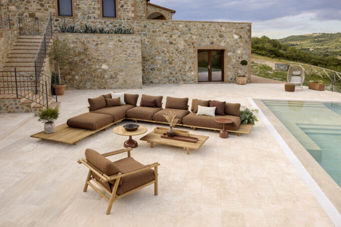 Sticks Lounge mit Loungesessel von Cane-line, alles Mit Teakholz Gestell und Umber brown Kissen.