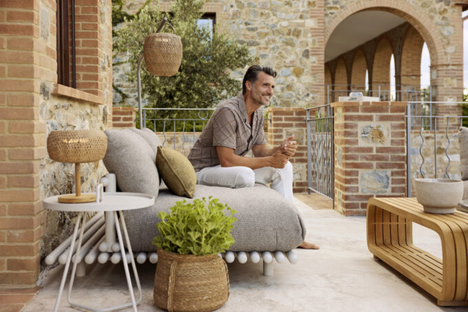 Die Sticks Lounge mit Alu Gestell in sand und hellbraunem Kissen von Cane-line.
