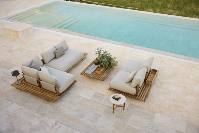 Von Cane-line die Sticks Lounge mit Teak Gestell mit Kissen in Desert sand.