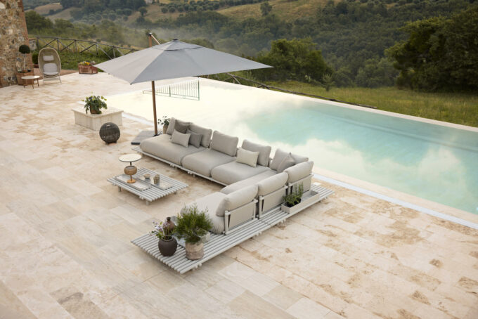 Großzügige Sticks Lounge mit Alu Gestell in sand und Kissen in Desert sand von Cane-line.