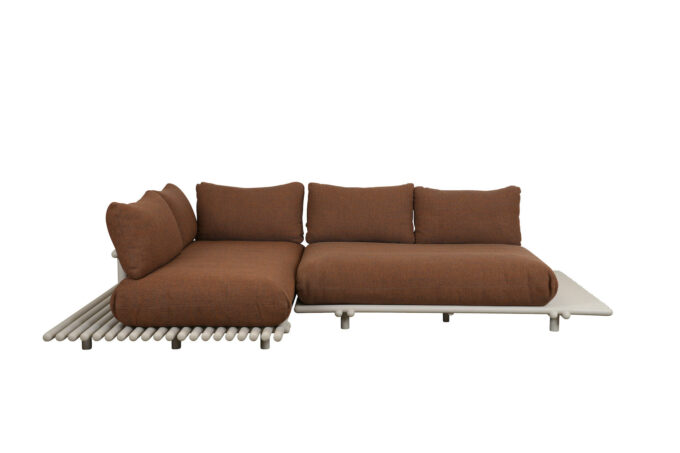 In Umber brown zwei Sticks Lounge Elemente von Cane-line.