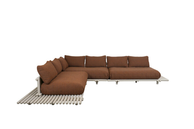 Drei Elemente der Sticks Lounge mit Alu Gestell in sand und Umber brown Kissen von Cane-line.