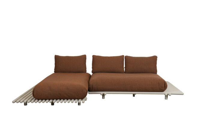 Von Cane-line die Sticks Lounge mit Alu Gestell in sand und Kissen in Umber brown.