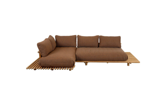 Von Cane-line die Sticks Lounge mit Teak Gestell und Umber brown Kissen.
