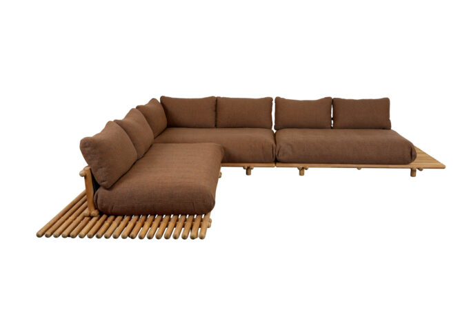 Sticks Lounge mit drei Elementen. Umber brown Kissen auf dem Teak Gestell von Cane-line.