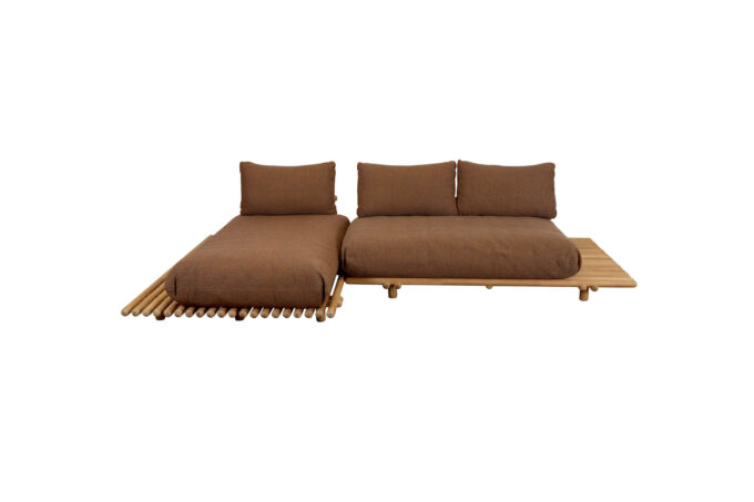 Von Cane-line die Sticks Lounge mit Teak Gestell und Umber brown Kissen.